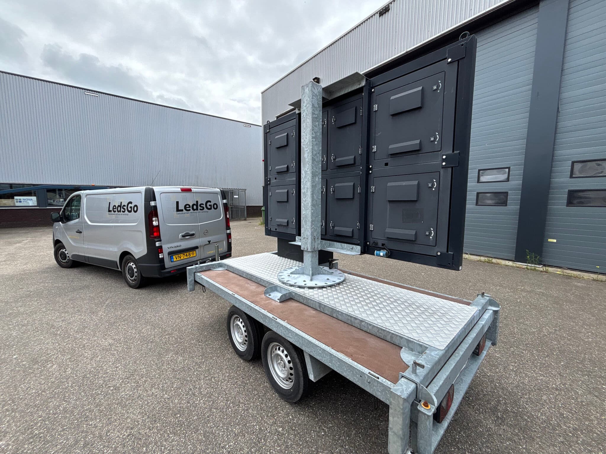 Achterkant van het mobiele ledscherm met hydraulische mast