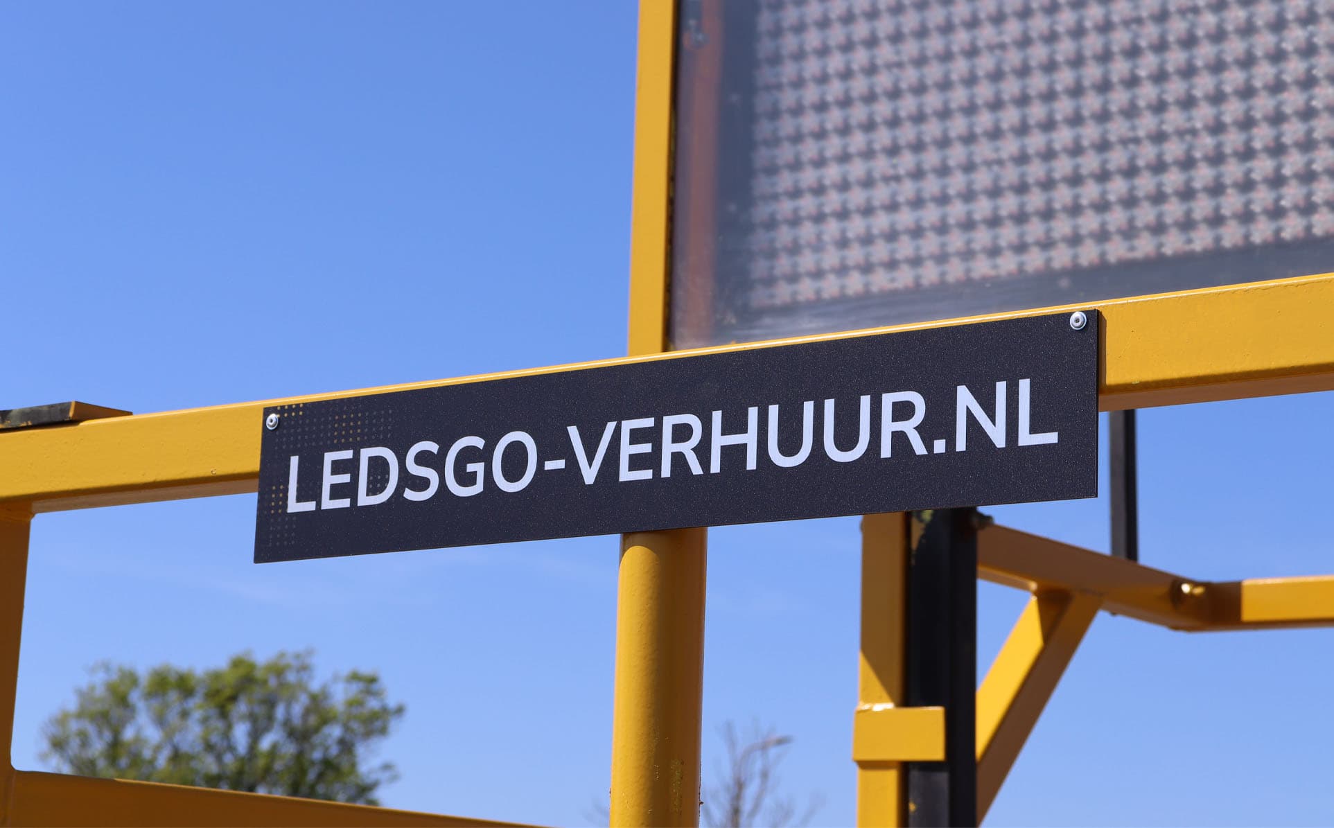 Goedkoop LED verkeerdbord huren bij LedsGo - Naam plaatje van LedsGo op verkeerskar