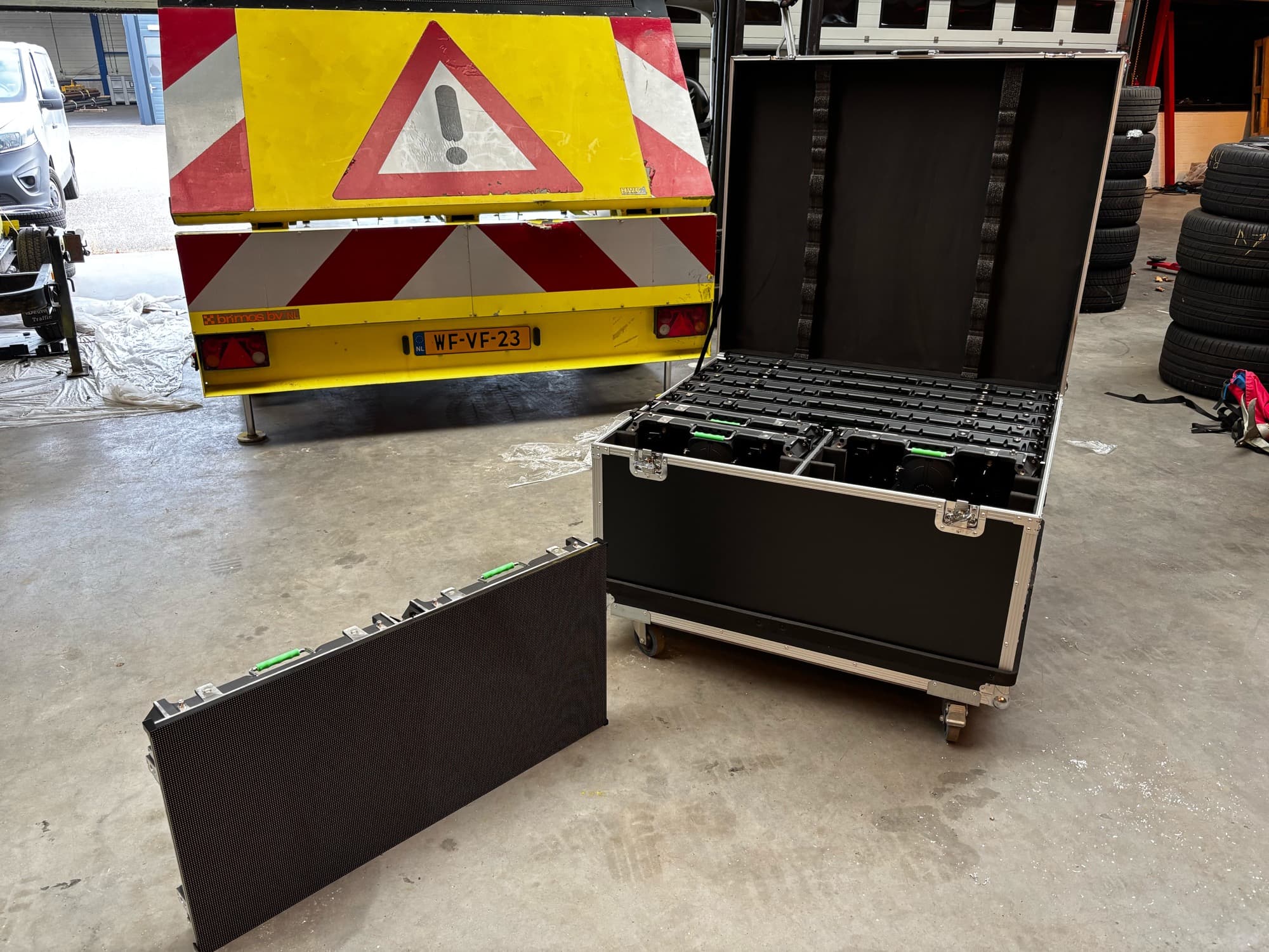 Losse ledpanelen van LedsGo in een flightcase, klaar voor transport